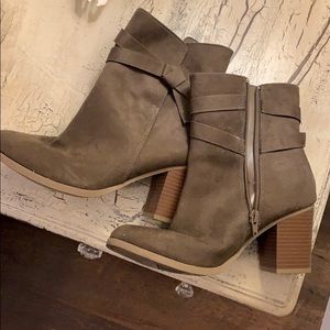 American eagle booties